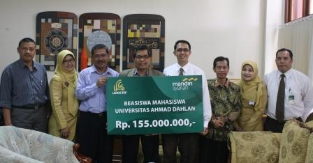 Bank Syariah Mandiri Bantu Mahasiswa UAD
