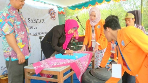 daur_ulang_sampah_2_mahasiswa_uad.jpg