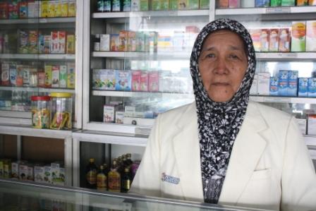 Dibimbing oleh Mantan Muridnya.  Prof. Dr. RA. Oetari, SU. MM. Apt Merampungkan S2-nya di Farmasi