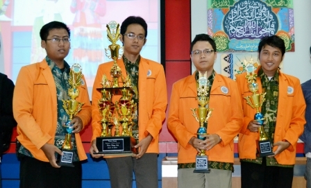 UAD  Meraih Juara Umum dalam Pentas Budaya Arab 2013 di Makasar