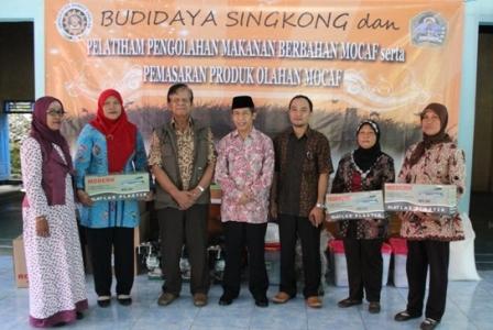 LPM UAD saat Pelatihan singkong di gunung Kidul.jpg