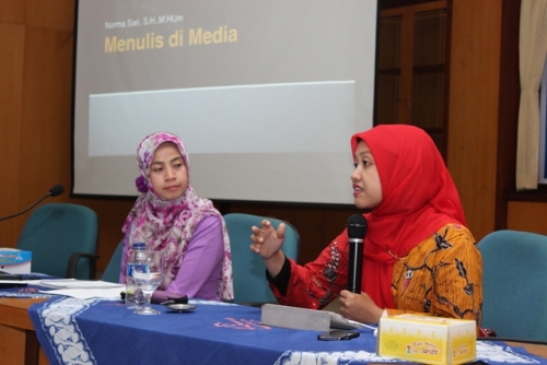 Pelatihan Menulis Artikel Ilmiah Populer untuk Dosen UAD