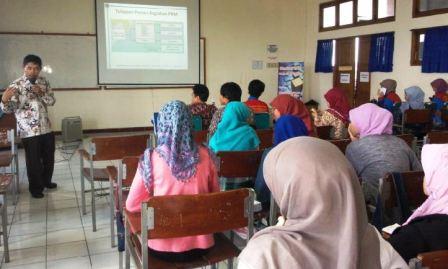 Pelatihan Penyusunan Proposal PKM 2013 oleh EDSA dan HIMA Pendidikan Matematika