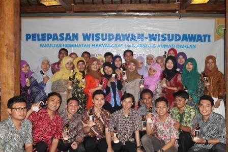 39 Lulusan FKM UAD Resmi di Lepas oleh Dekan