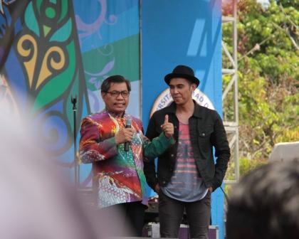 Rektor dan Naga Lyla dalam penutupan P2k UAD.jpg