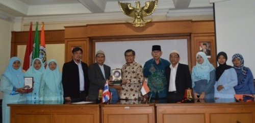 Rektor UAD dengan Kepala sekolah thailan.jpg