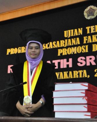 ANGKAT TEMA PEREMPUAN DALAM PUISI INDONESIA, RINA RATIH RAIH DOKTOR