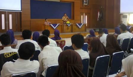SMA Negeri ManonJaya Kunjungi UAD
