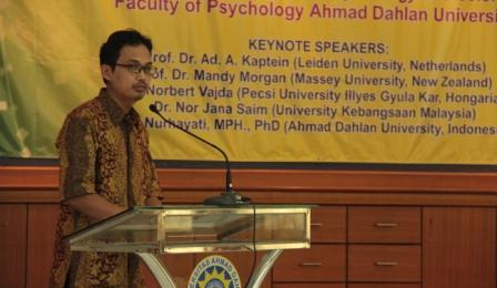 triantoro di seminar internasional Psikologi.jpg