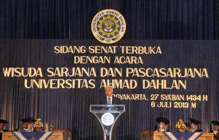 Wisuda UAD Dsambut Dr. Ir. H. M. Hatta Rajasa