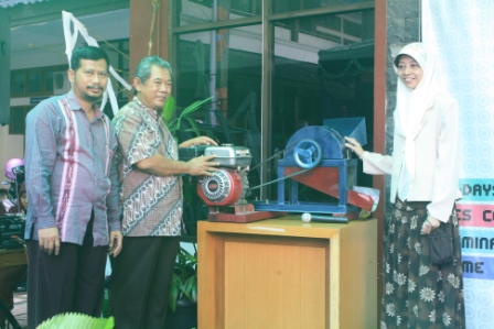 UAD Hibahkan Alat Pencacah Rumput ke Warga Gunungkidul